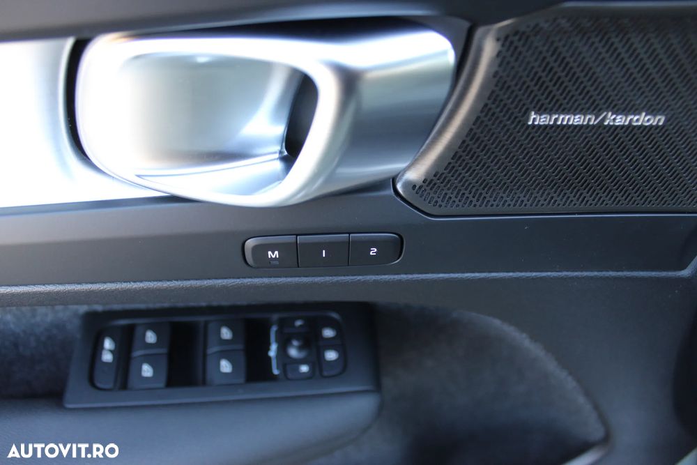 Volvo XC 40 B3 AT FWD MHEV Plus Dark - 11