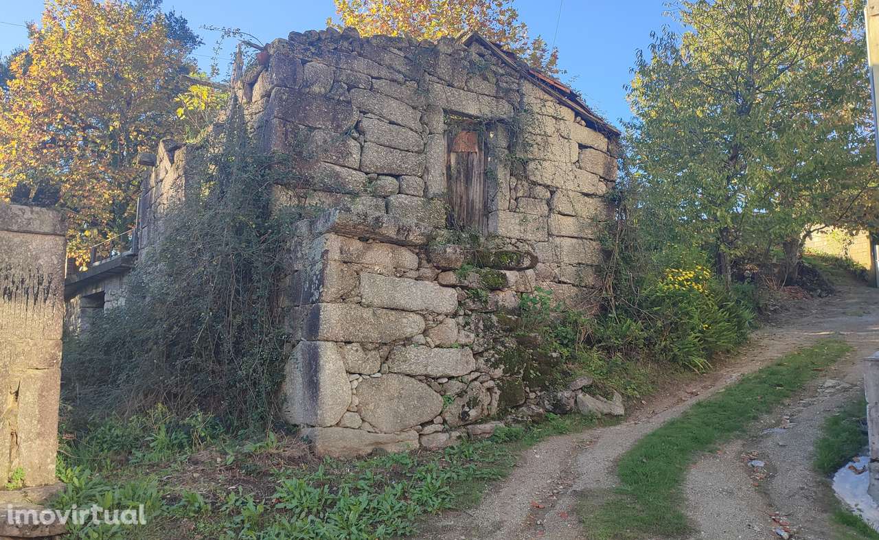Moradia para restauro em Bouro Santa Maria, Amares - Grande imagem: 2/12