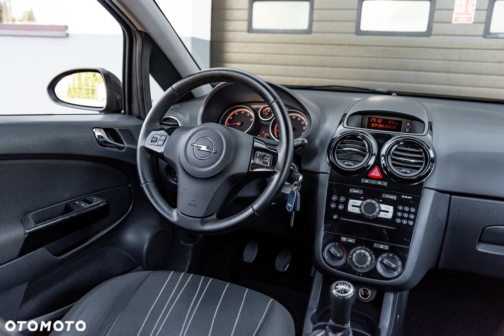 Opel Corsa 1.4 16V Cosmo - 26