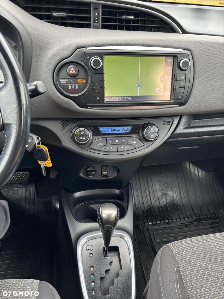 Toyota Yaris Hybrid 100 Sol - 29