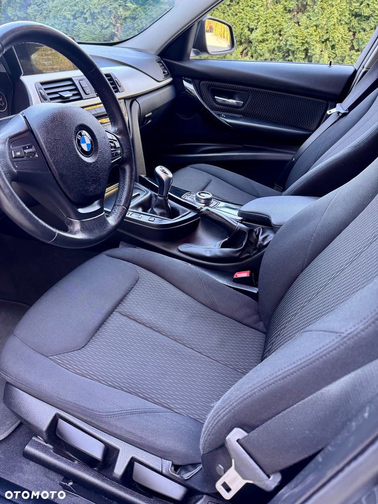 BMW Seria 3 318d xDrive - 12