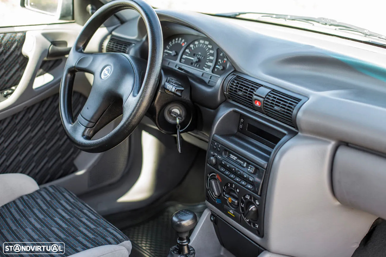 Opel Astra 1.6i GT - 28