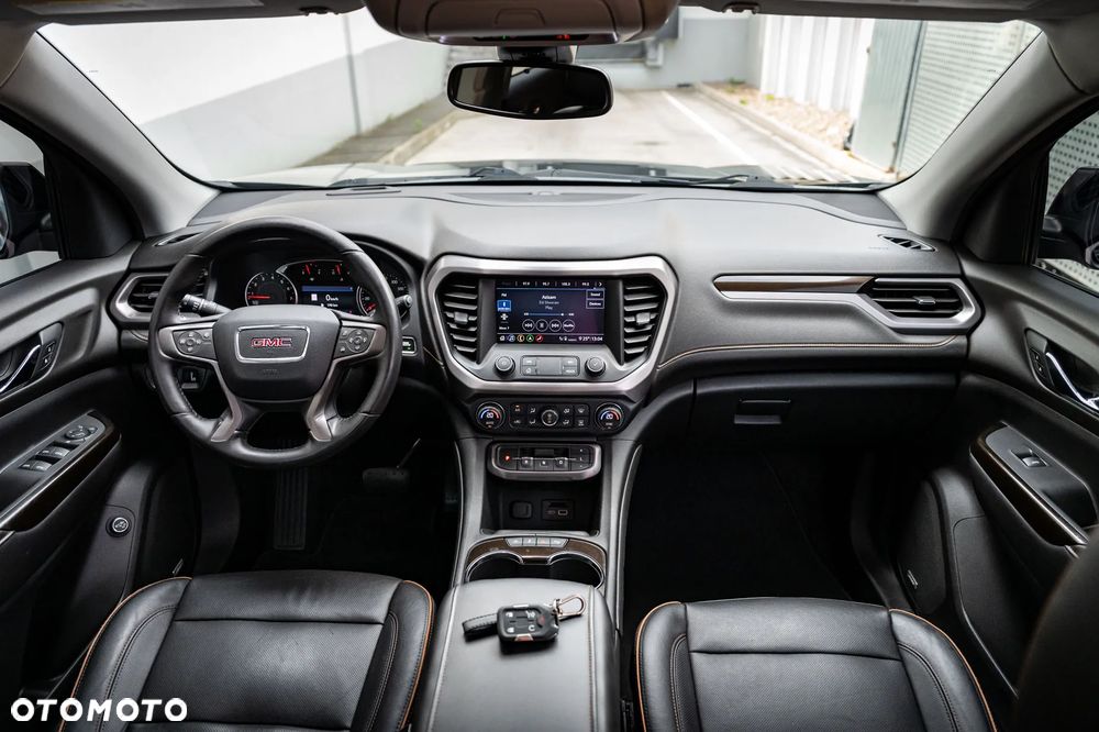GMC Acadia - 28
