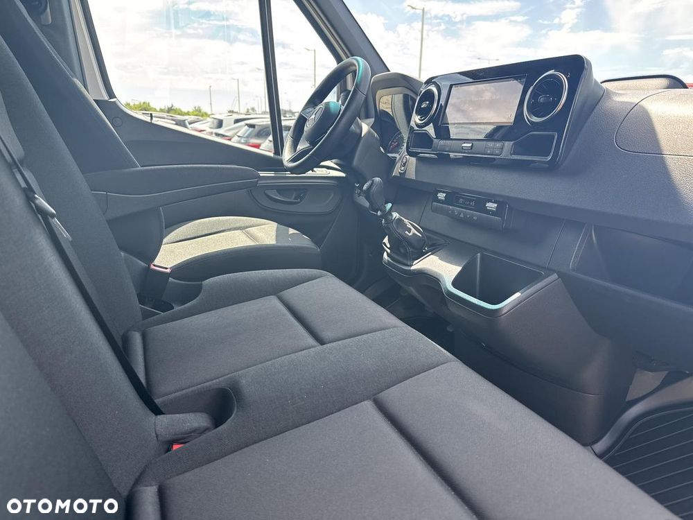 Mercedes-Benz Sprinter - 24