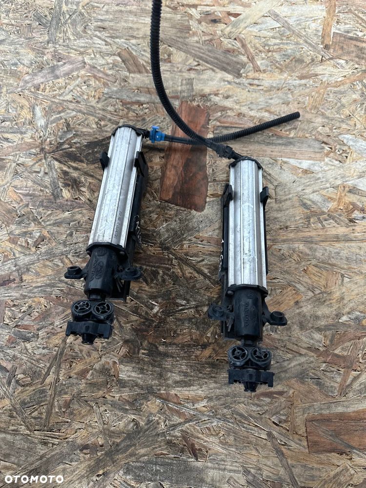 SPRYSKIWACZ  LEWY PRAWY FORD C-MAX II - 1