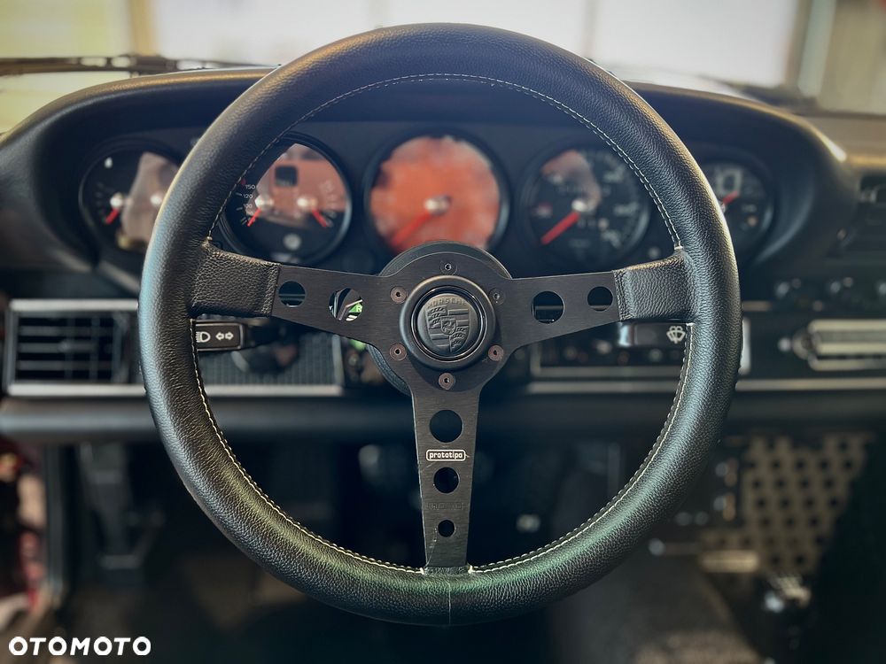 Porsche 911 Carrera 2 - 7