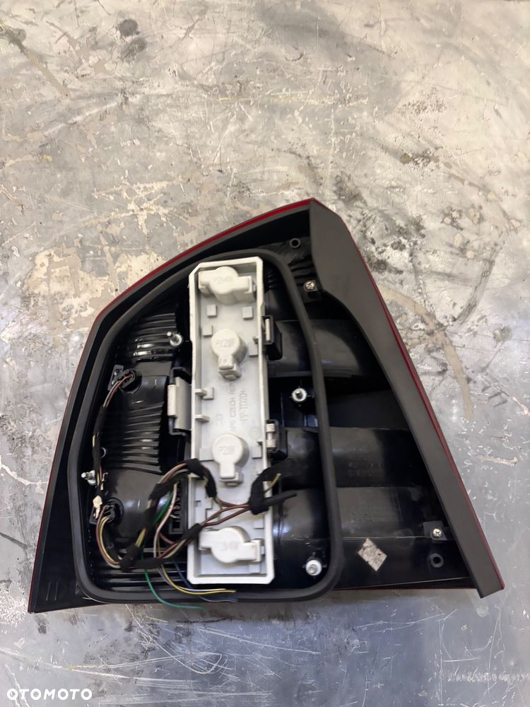 SKODA OCTAVIA II 2 SEDAN LAMPA PRAWY TYL TYLNA - 3