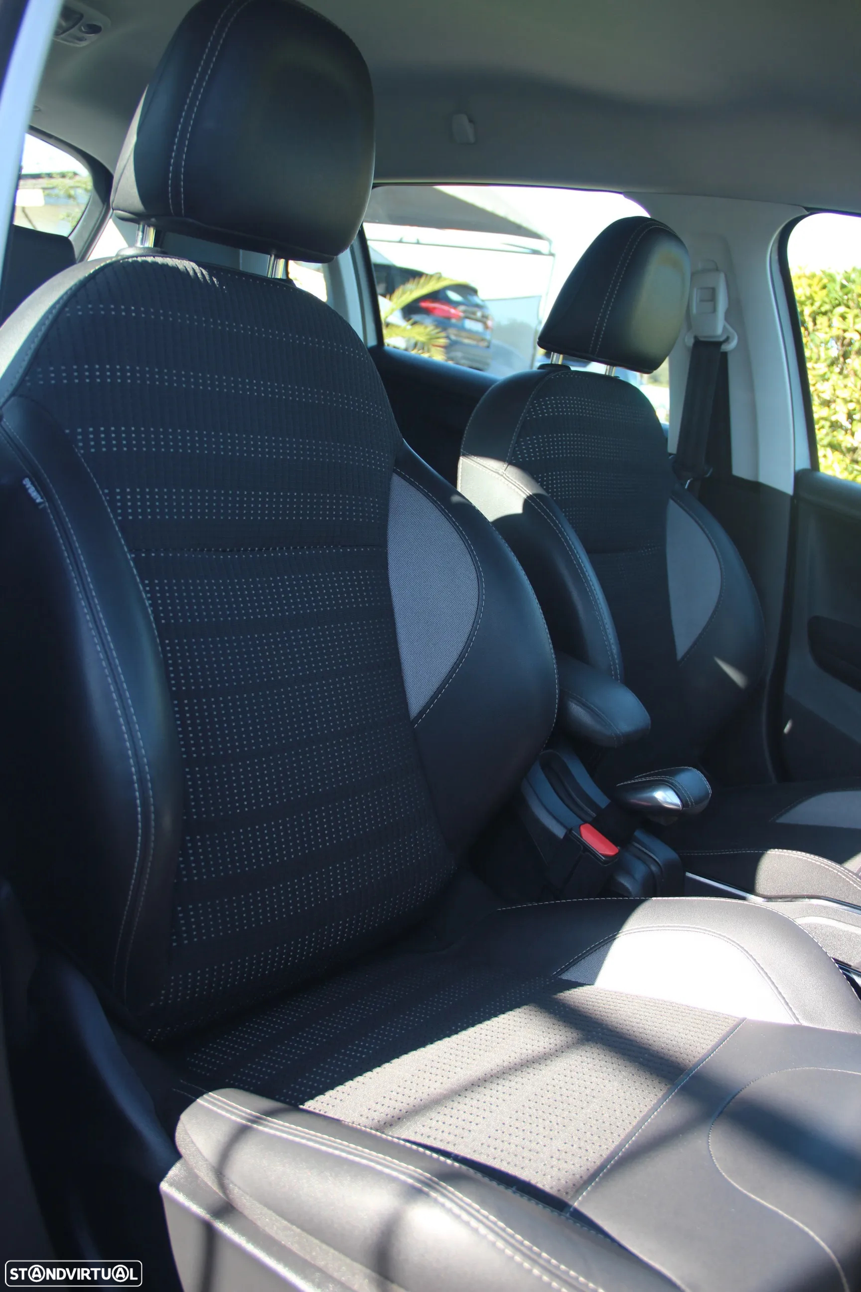 Peugeot 2008 1.2 PureTech Allure EAT6 - 5