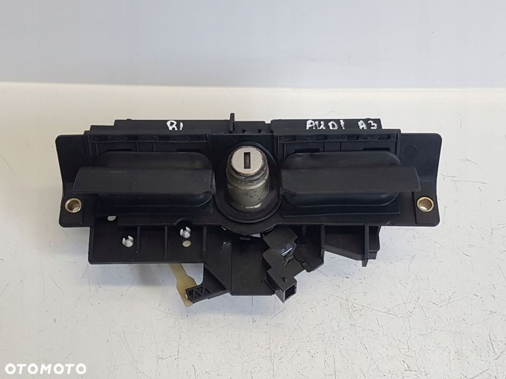 AUDI A3 1.6 96-00 KLAMKA KLAPY TYŁ TYLNEJ - 1