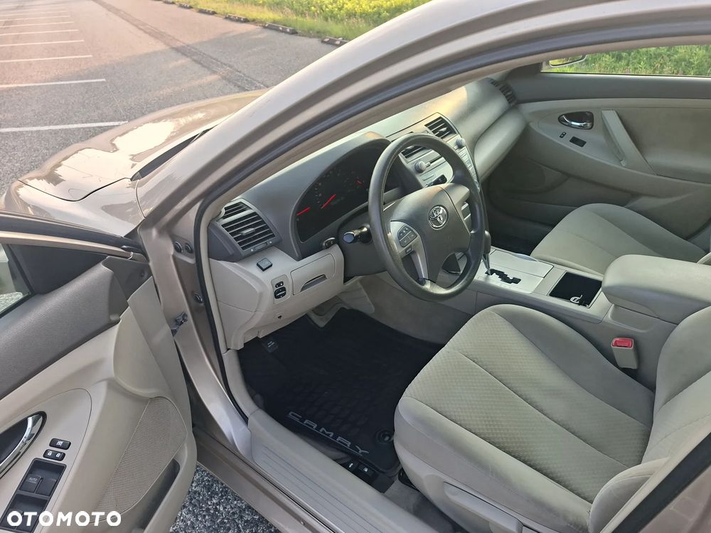 Toyota Camry - 10