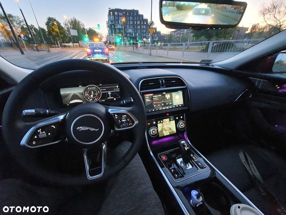 Jaguar XE 2.0 D180 HSE - 9