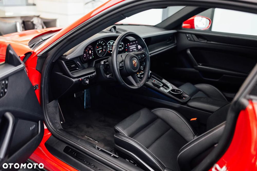 Porsche 911 Carrera 4 GTS - 18