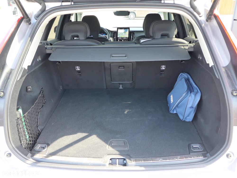 Volvo XC 60 B5 B AWD Plus Dark - 17