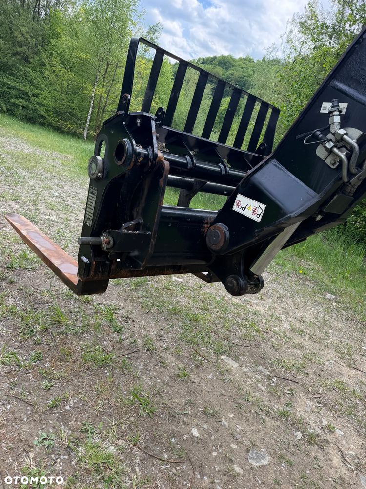 Manitou MT625H. Wersja COMFORT lepsza od Easy!! Ładowarka Teleskopowa 6 metrów Wysuw. Udźwig 2,5tony. Jak Nowa z Salonu. Pochodzi z Gospodarstwa Norweskiego! 2017rok. przebieg tylko 3200mtg. Silnik Kubota 4cyl. Mocny 80 Km. ZERO ZUŻYCIA ORYGINAŁ. Bez luzów i wycieków. Aktualna DEKRA BMWT. Mała Gabarytowo a Bardzo wydajna maszyna. Opony Nowe! Szybka wolna jazda. 3tryby skrętu! Zadbany sprzęt. Okazja - 13
