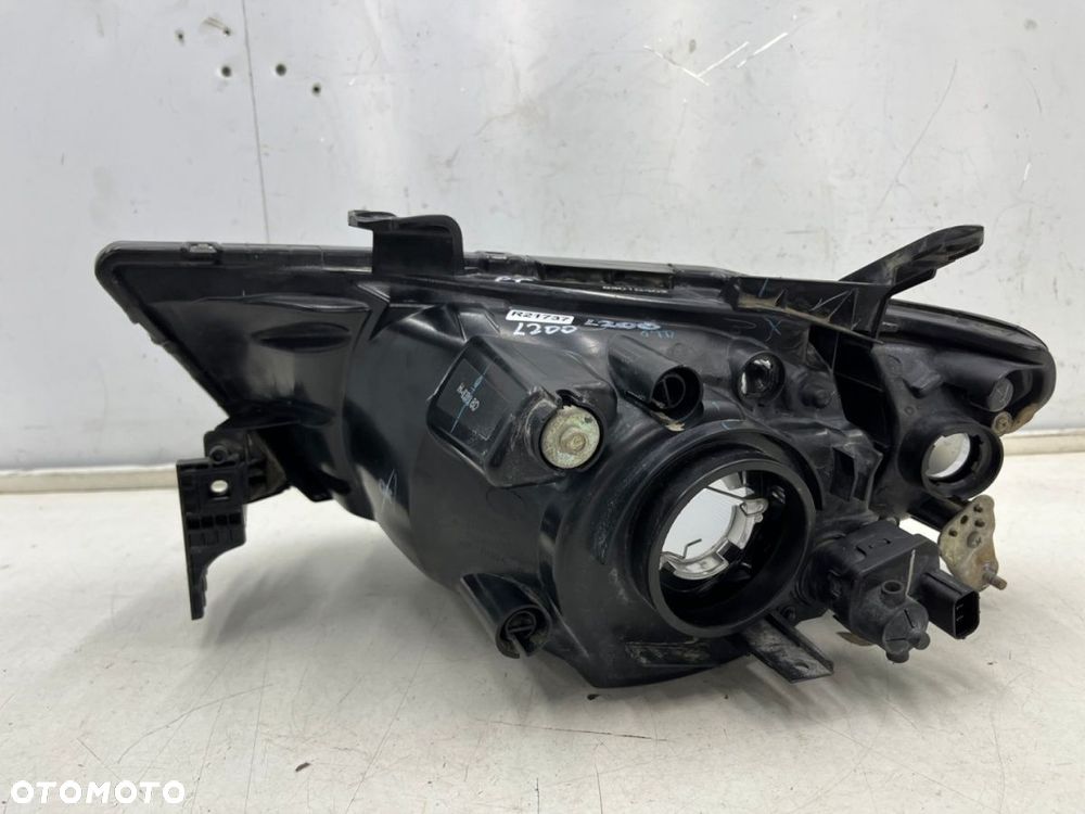 Lampa reflektor Mitsubishi L200 KA KB 05-10r. PRAWA przednia H4 oryginalna prawy przód EU 8301b462 - 13