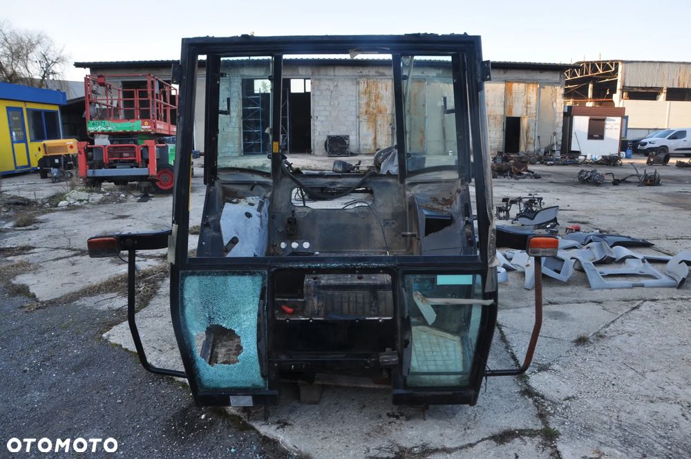 KABINA CZESCI KABINY  MASSEY FERGUSON 7480 6480 6485 - 17