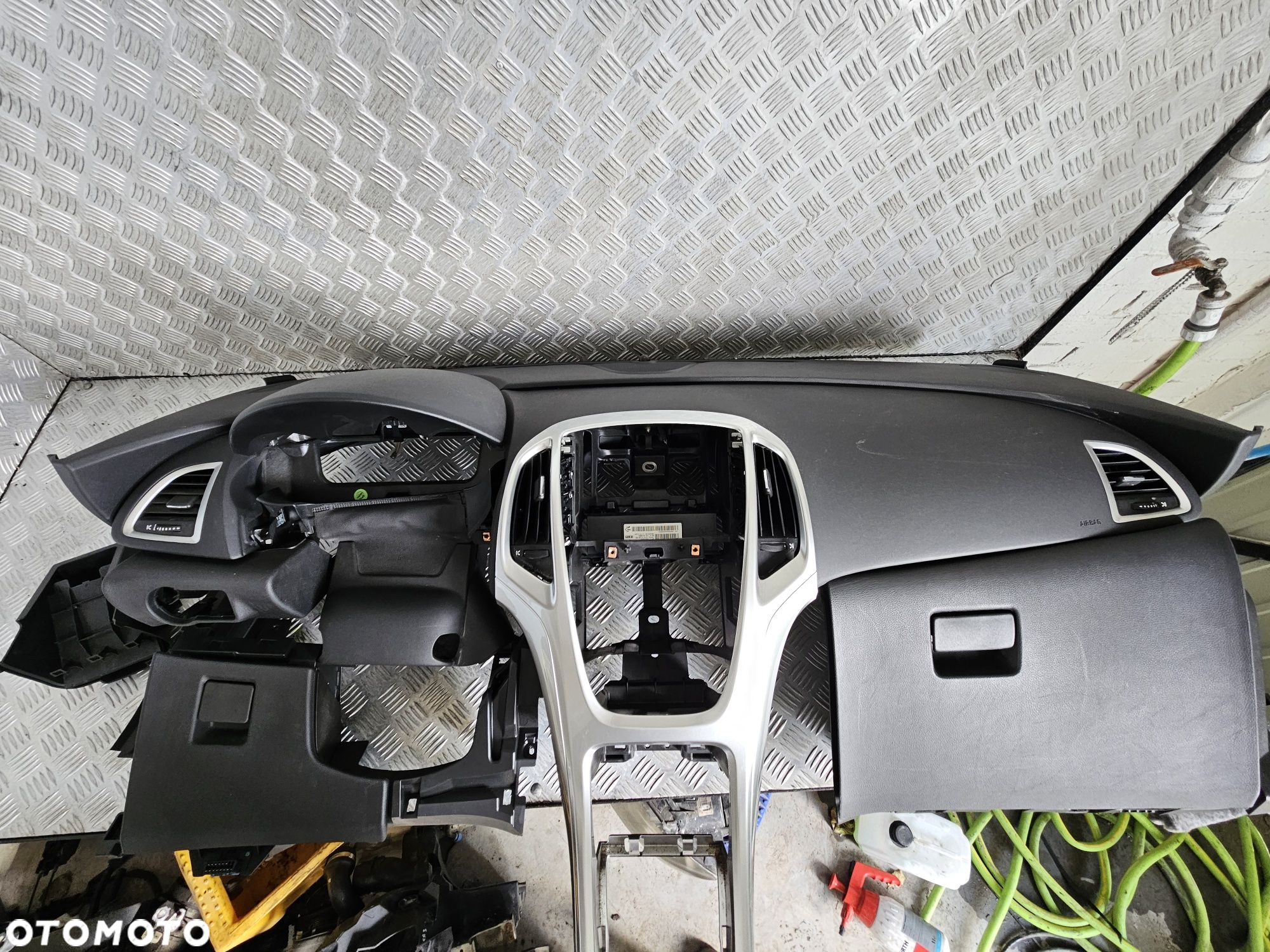 Opel Astra J deska konsola kokpit - 2