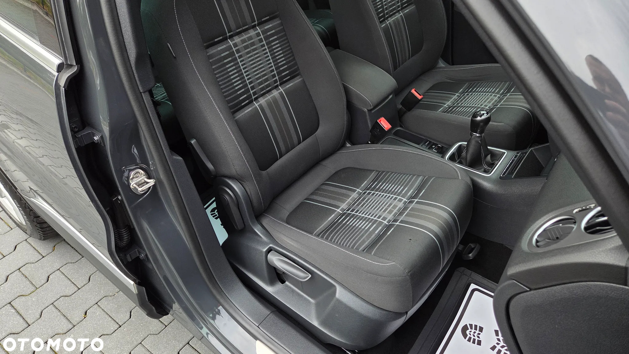 Volkswagen Tiguan 2.0 TDI DPF BlueMotion Technology Lounge Sport & Style - 11