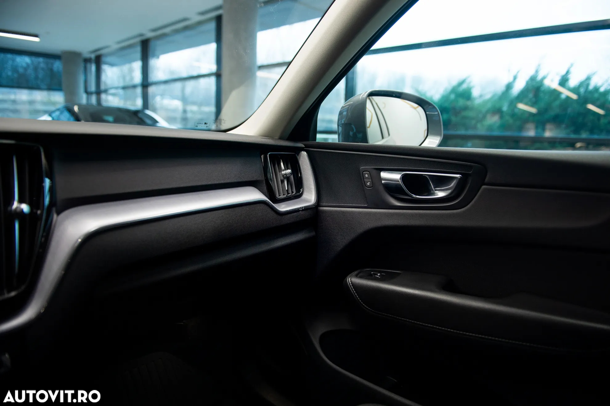 Volvo XC 60 B4 MHEV AWD Momentum Pro - 29
