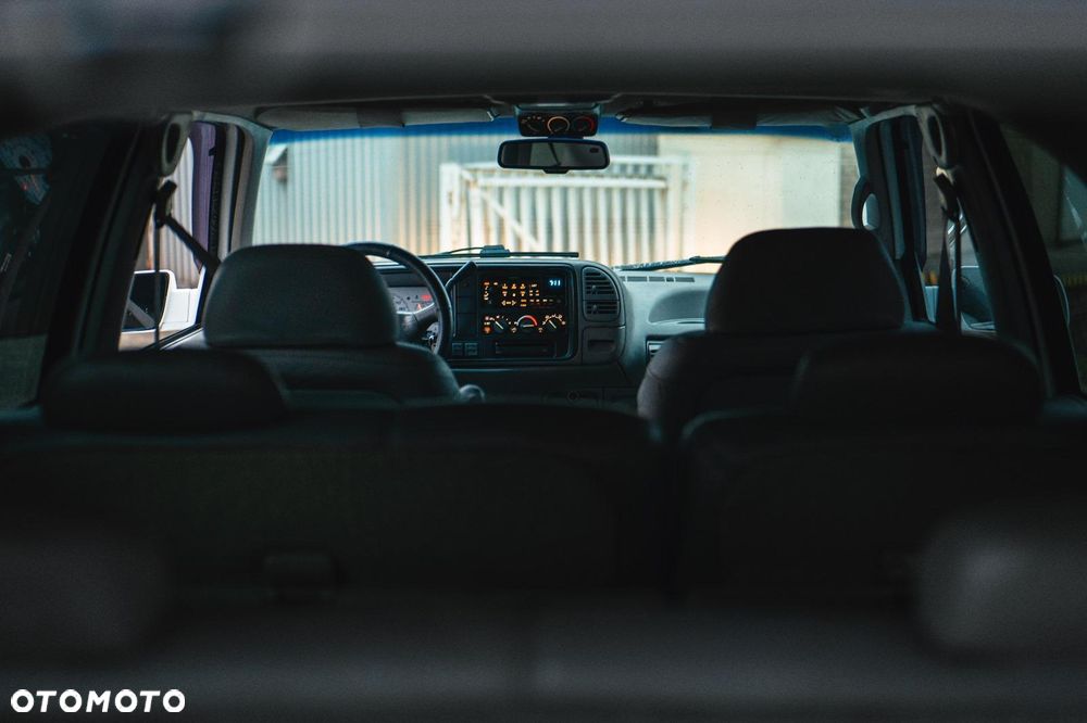 Chevrolet Suburban - 6