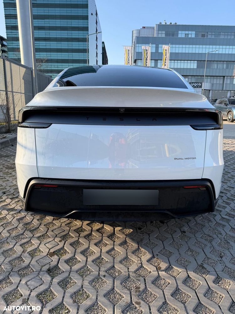 Tesla Model Y - 4