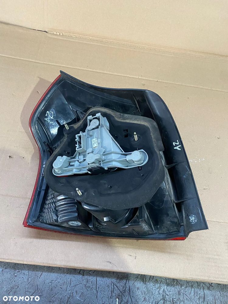 LAMPA PRAWA TYŁ W BŁOTNIK TOYOTA COROLLA E12 HB LIFT FL - 2
