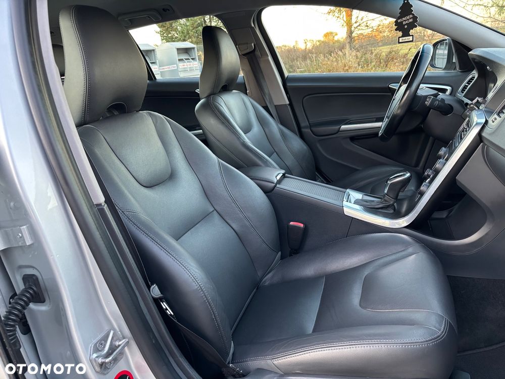 Volvo V60 D4 Geartronic Momentum - 34