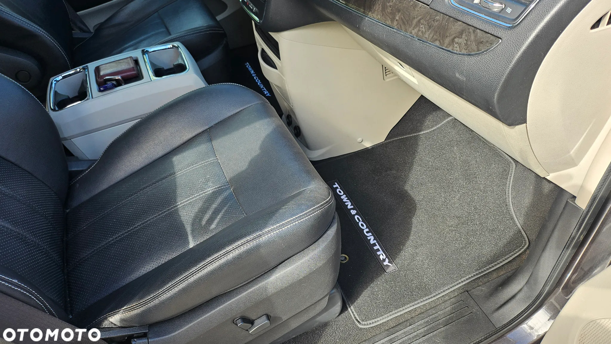 Chrysler Town & Country 3.6 Limited - 12