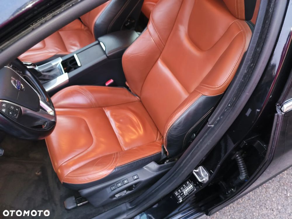 Volvo V60 D6 AWD Plug-in Hybrid R-Design Momentum - 8