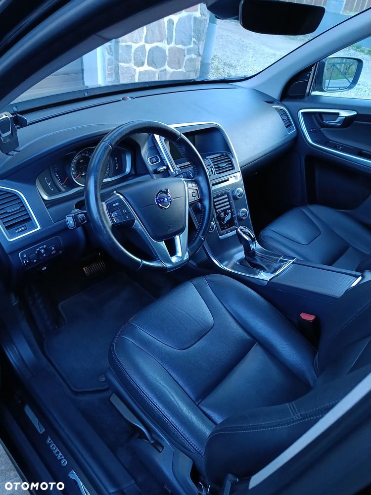Volvo XC 60 D5 AWD Momentum - 4