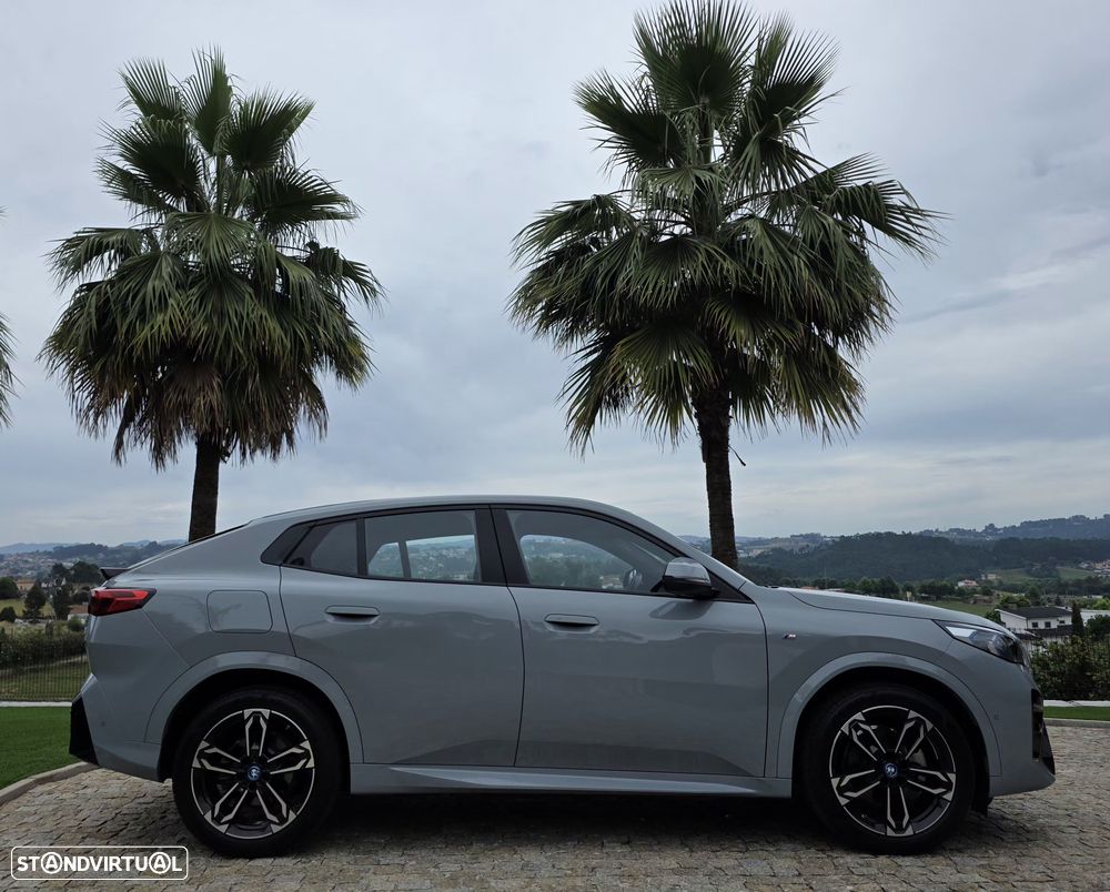 BMW iX2 eDrive20 Pack Desportivo M - 15