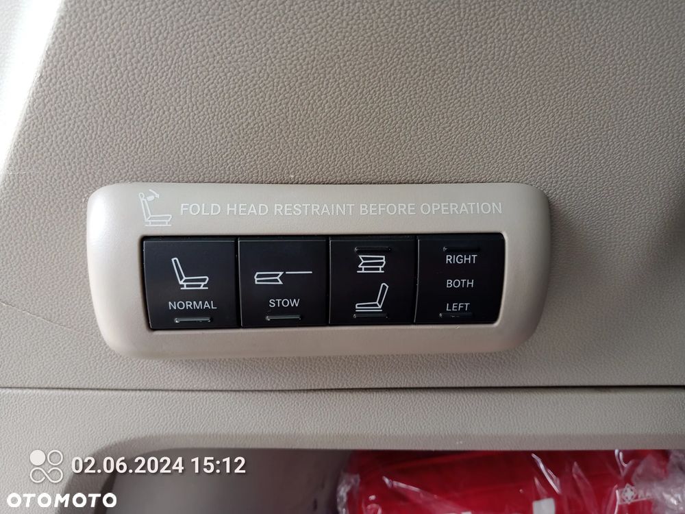 Chrysler Town & Country - 10