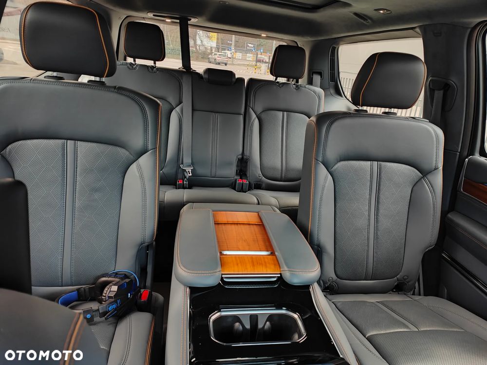 Jeep Grand Wagoneer - 16