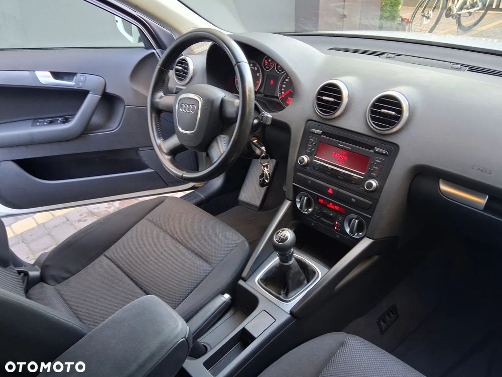 Audi A3 Sportback 1.6 Ambiente - 28