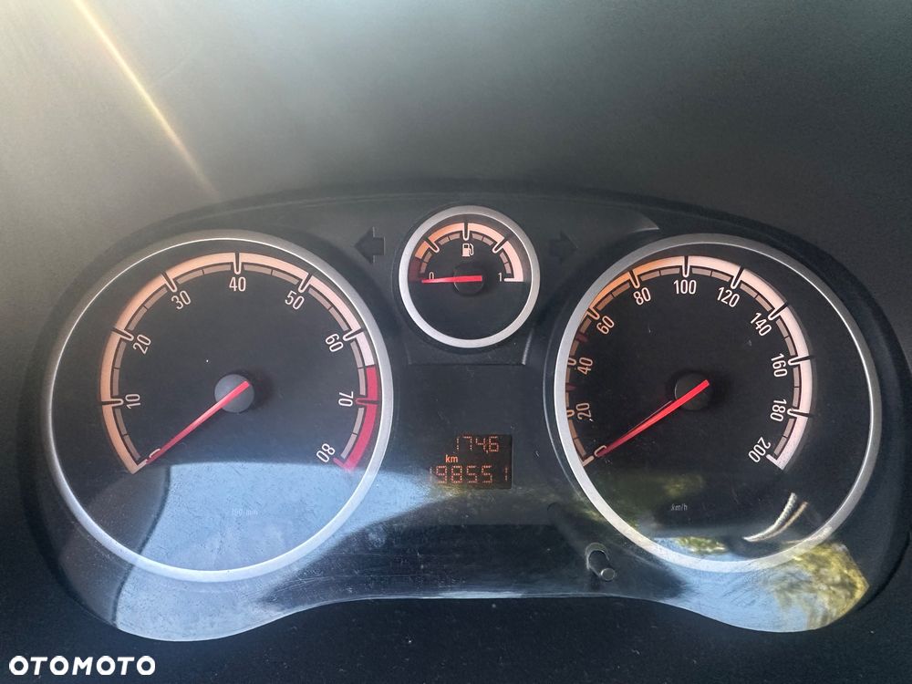 Opel Corsa 1.4 16V Sport - 11