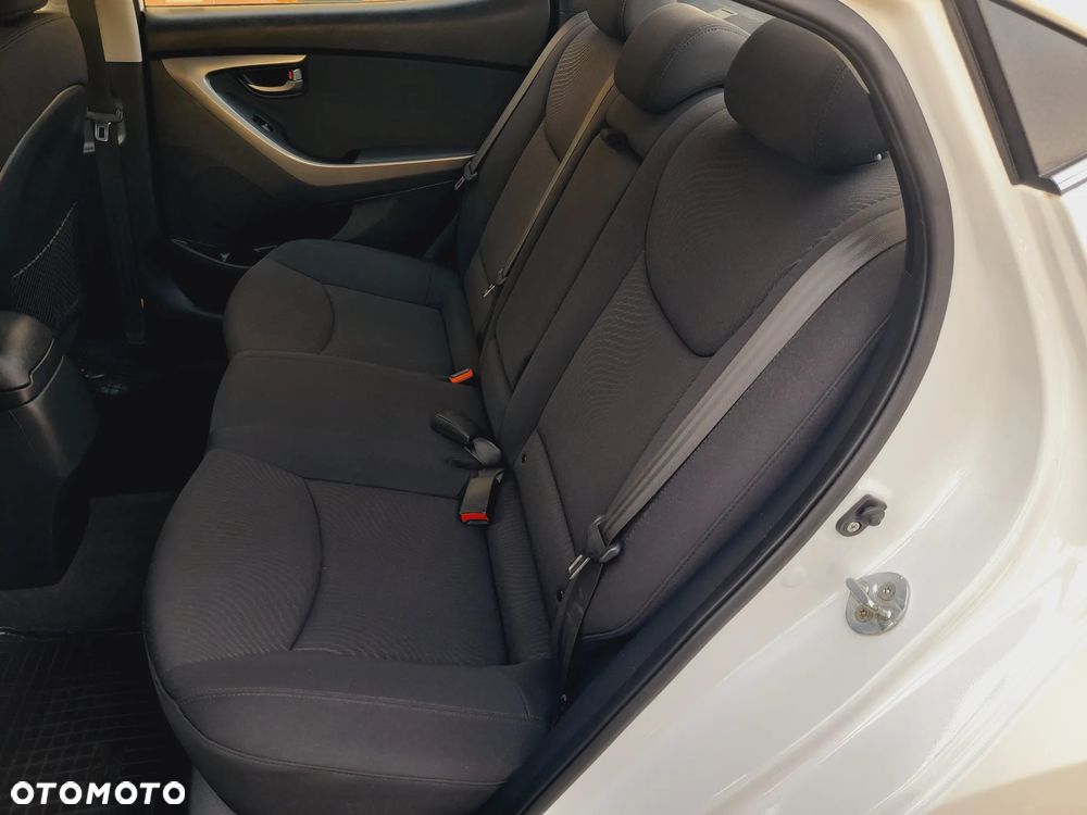 Hyundai Elantra 1.6 Comfort - 11