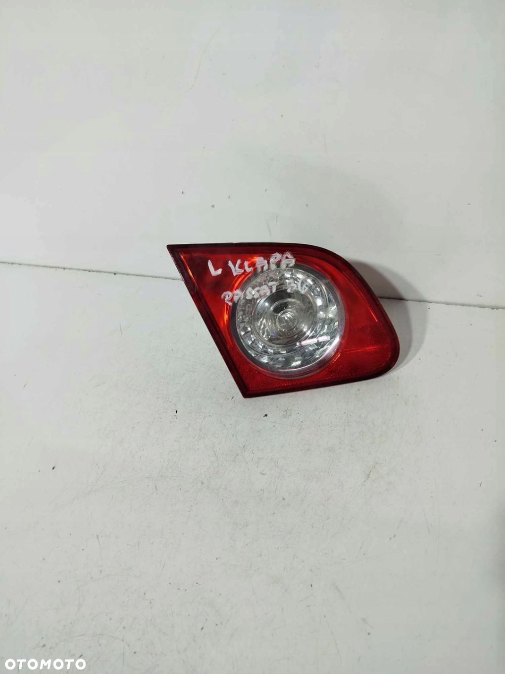 LAMPA LEWA TYŁ TYLNA W KLAPĘ VW PASSAT B6 05-10 - 1