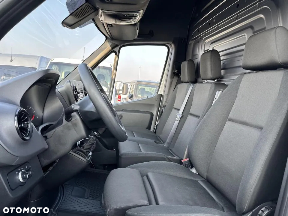 Mercedes-Benz Sprinter - 12
