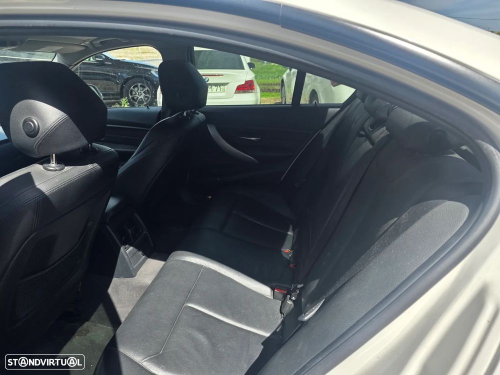 BMW 318 d Sport Line - 11