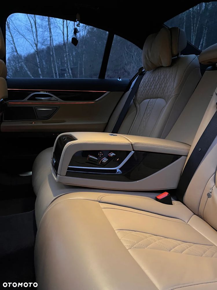 BMW Seria 7 740d xDrive - 29