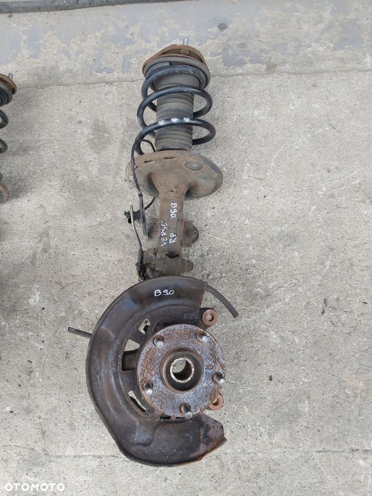 Toyota VERSO Lift 09 - 18 r mcperson prawy przód 1,6 2,0 d4d zwrotnica - 2