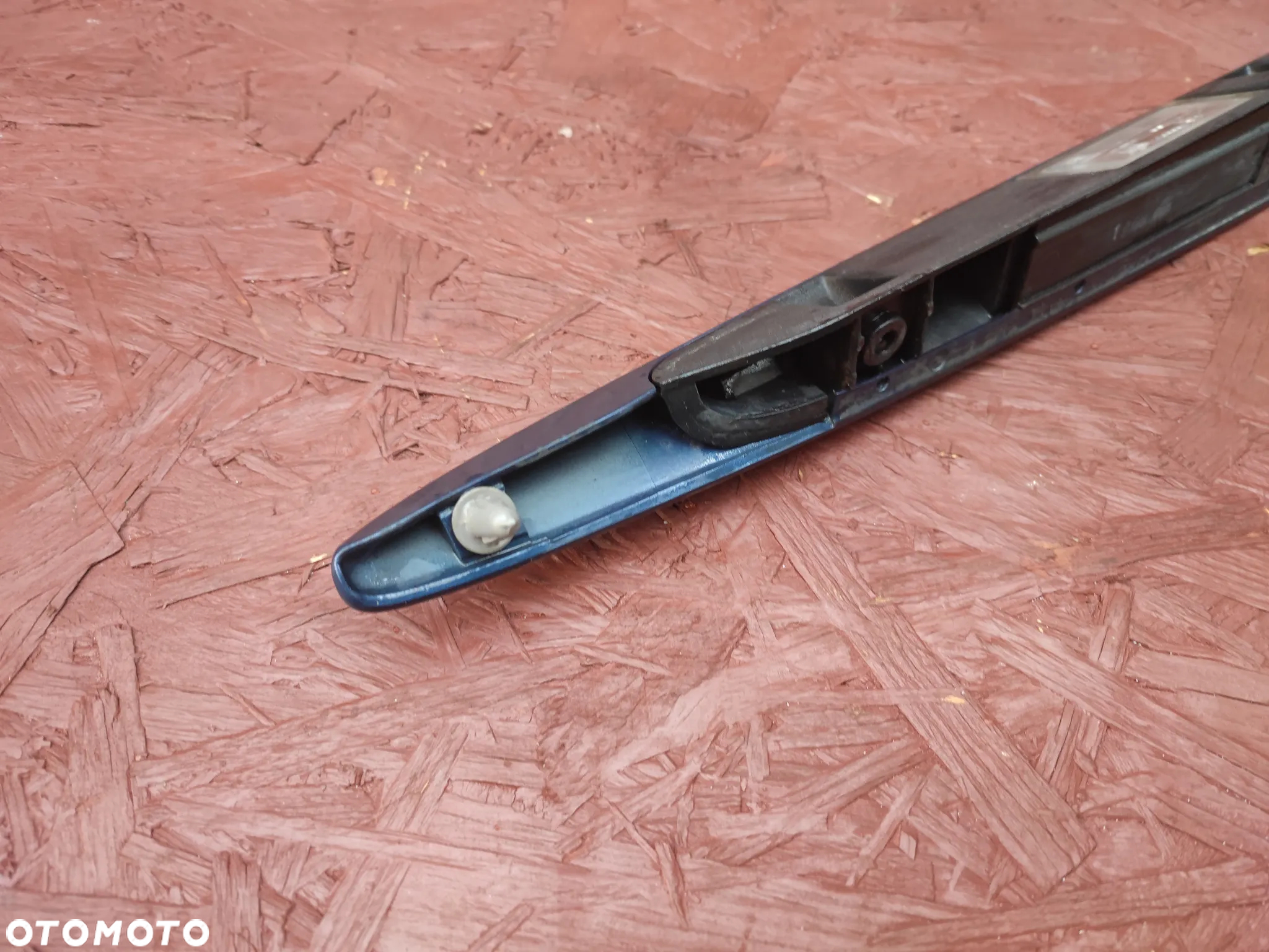 BMW E46 COUPE LIFT ORYGINALNA BLENDA PODŚWIETLENIA TABLICY REJSTRACYJNEJ / LISTWA / MIKROSTYK KOLORZE A07 MYSTICBLAU METALIC W BARDZO DOBRYM STANIE O NR.  51 13 0 403 478 OEM - 2