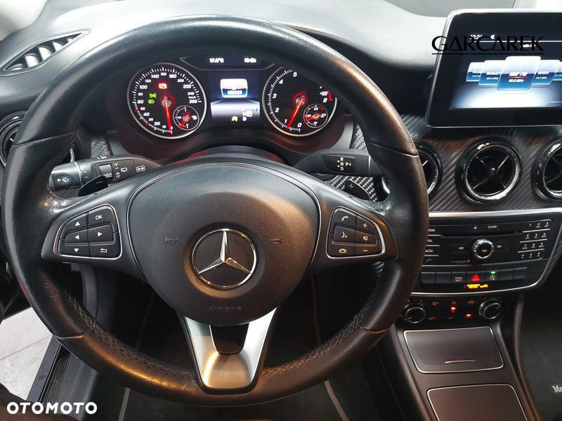 Mercedes-Benz GLA 180 7G-DCT - 30