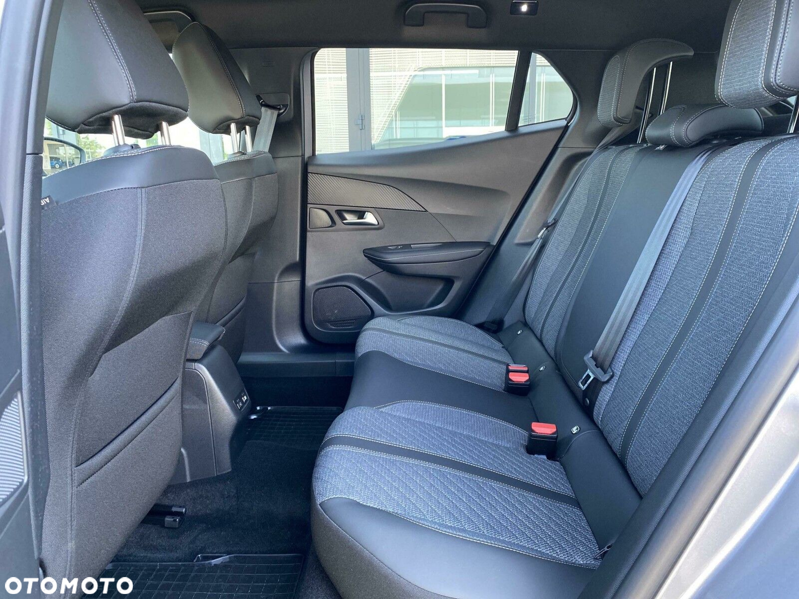 Peugeot 2008 PureTech 130 Allure S&S EAT8 - 12