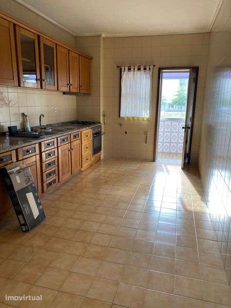 Arrendamento T3 com garagem fechada - Grande imagem: 2/11