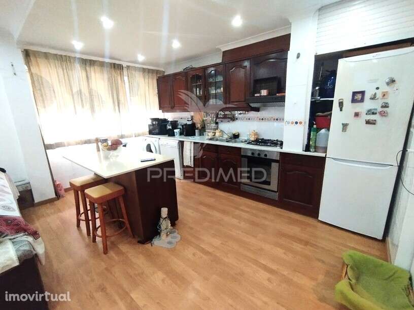 T2 remodelado com conceito open space e ilha de cozinha | Cacém - Grande imagem: 5/11