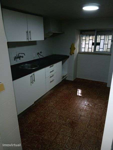 Alugo andar de moradia t2 com 1300 quadrados de terreno - Grande imagem: 2/8