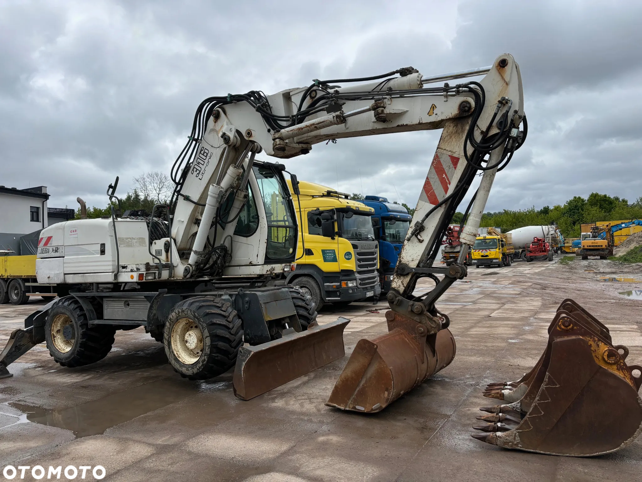 Liebherr A316 z 2004r. / 3 łyżki / podpory / pług - 9