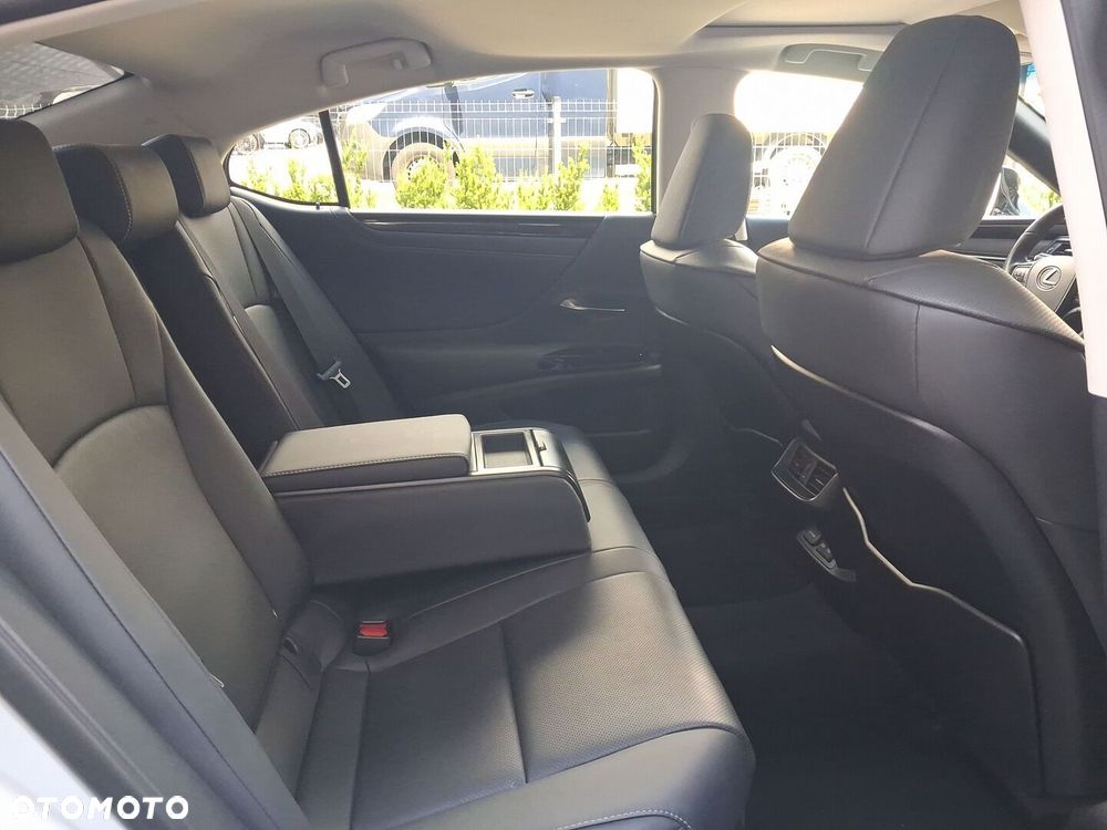 Lexus ES 300h Business Edition - 12