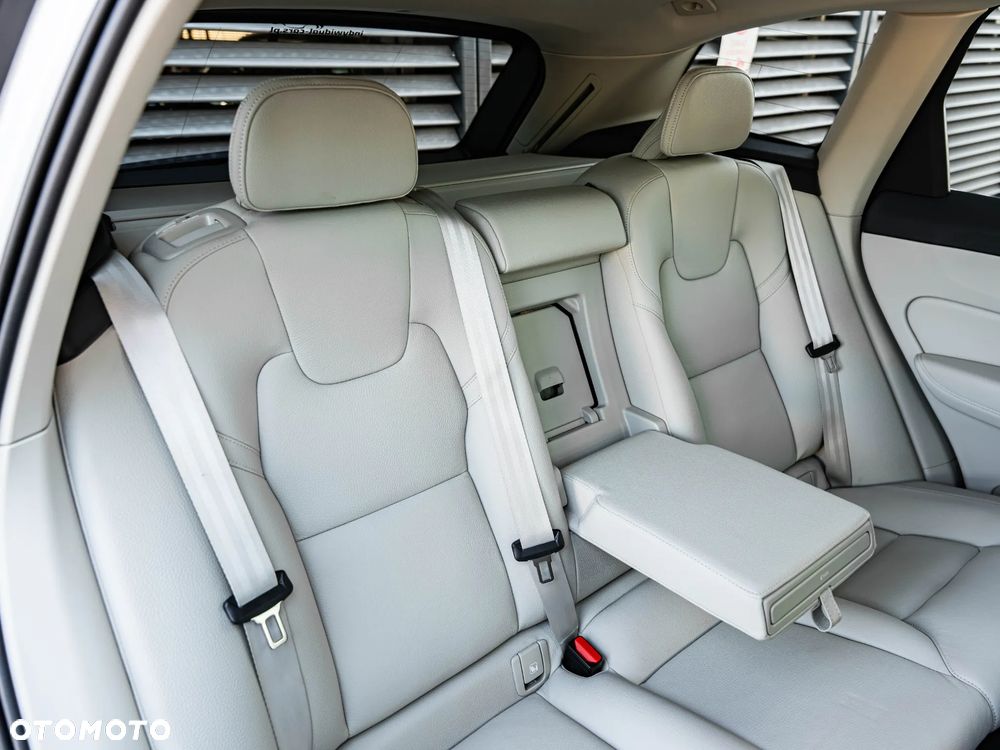 Volvo XC 60 B4 D AWD Ultimate Bright - 27